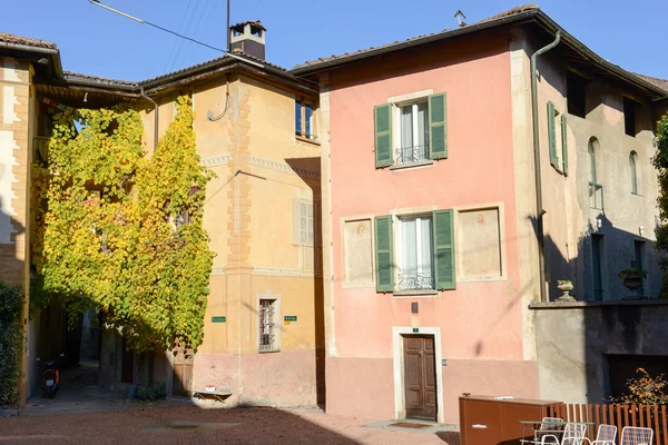 Ancienne maison rurale au village de Carona — Photo