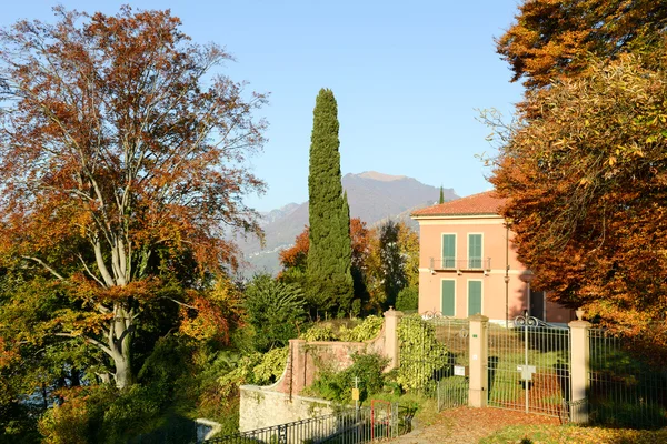 Paisaje otoñal de una casa en Lugano — Foto de Stock