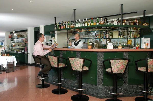 Il barista prepara cocktail al bancone del bar per il suo cliente — Foto Stock