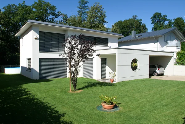 Modernes Haus mit Garten — Stockfoto