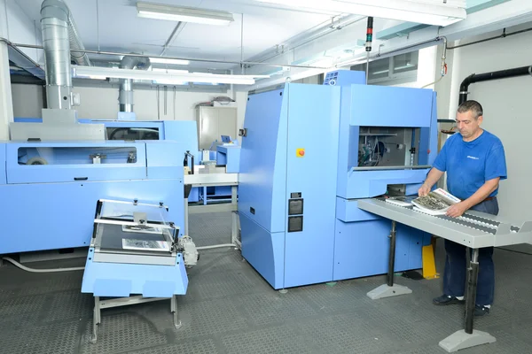 Άνθρωπος που εργάζεται για ένα φυλλάδιο και το περιοδικό ράψιμο μηχανή διαδικασία — Φωτογραφία Αρχείου