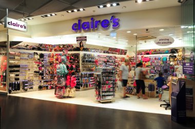 Claire'nın alışveriş mağazasında alışveriş insanlar