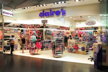 Claire'nın alışveriş mağazasında alışveriş insanlar