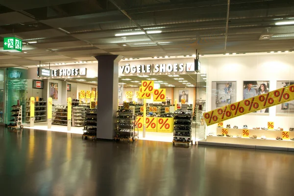 Интерьер магазина модной обуви Voeele — стоковое фото