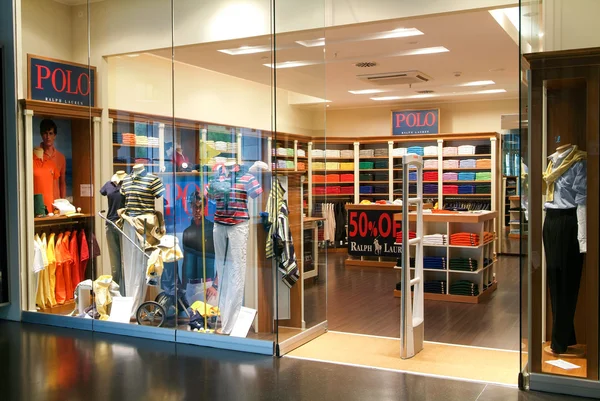 Interior da loja de roupas de moda Polo — Fotografia de Stock
