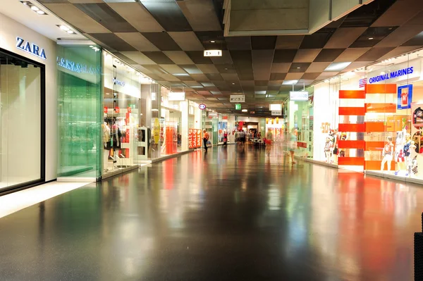 Menschen beim Einkaufen in den Geschäften des Einkaufszentrums in Lugano in der Schweiz — Stockfoto