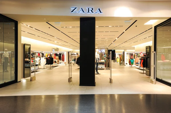 Interior de la tienda de ropa de moda Zara —  Fotos de Stock