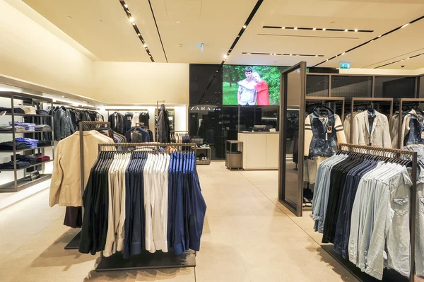 Interior de la tienda de ropa de moda Zara — Foto de Stock