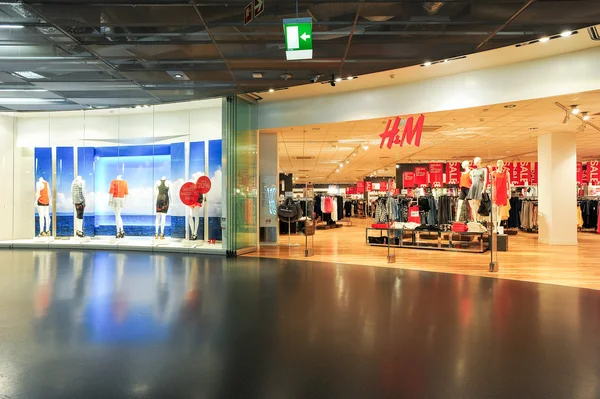 Интерьер магазина одежды H & M — стоковое фото