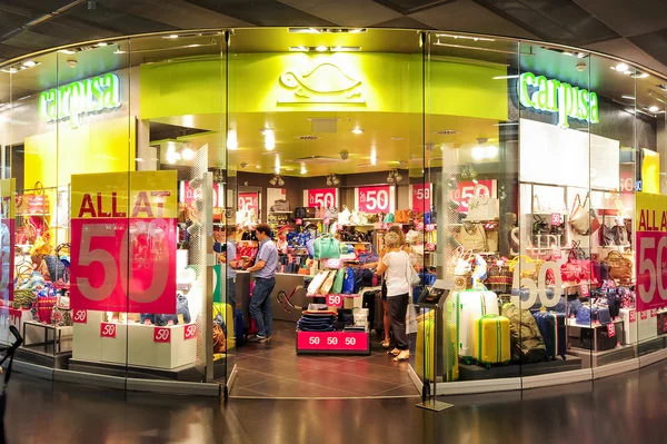 Menschen beim Einkaufen im Carpisa Bag Store — Stockfoto