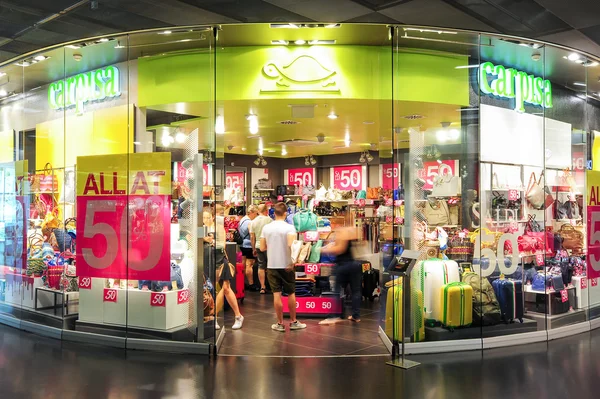 Menschen beim Einkaufen im Carpisa Bag Store — Stockfoto