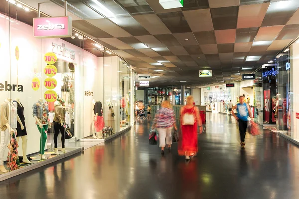 Pessoas comprando em andar nas lojas do shopping — Fotografia de Stock