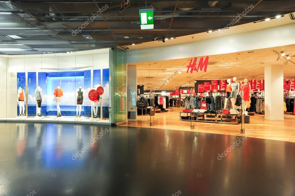 Innenraum des H & M Mode Kleidung Shop — Redaktionelles Stockfoto ... Innenraum des H & M Mode Kleidung Shop — Redaktionelles Stockfoto ...