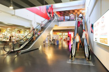 İnsanlar yürüyen merdiven üzerinde hareket