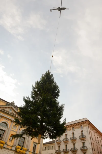 Helicóptero instala un árbol de Navidad — Foto de Stock