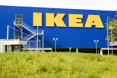 IKEA billboard kendi aletleri perakendeci önünde.