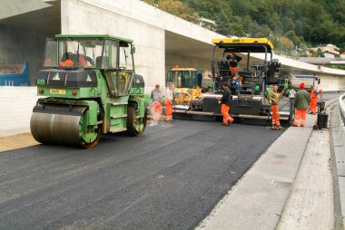 işçi ve araçlar yolu asfaltlama sırasında