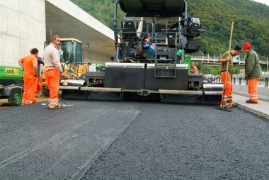 işçi ve araçlar yolu asfaltlama sırasında