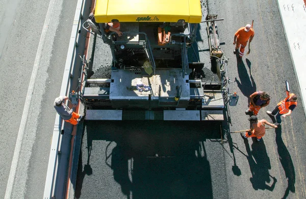Pracowników i pojazdów podczas asfaltowych autostrady — Zdjęcie stockowe