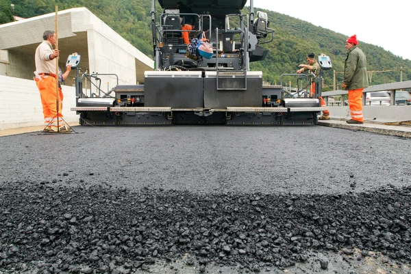 Lucrătorii și vehiculele în timpul asfaltării autostrăzii — Fotografie, imagine de stoc