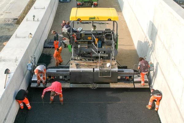 Arbeiter und Fahrzeuge während der Asphaltierung der Autobahn — Stockfoto