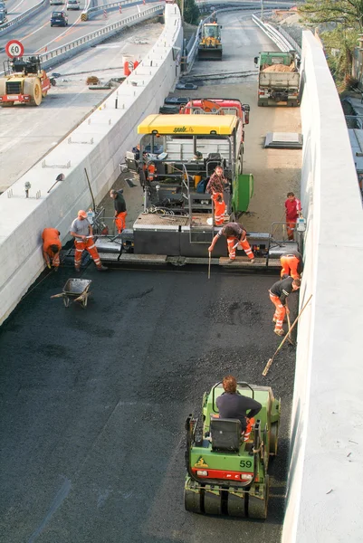 노동자와 고속도로의 asphalting 중 차량 — 스톡 사진