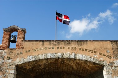 Santo domingo, Dominik bayrak ile sömürge kapı