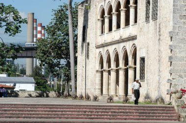 Diego Columbus Sarayı önünde yürüyen insanlar