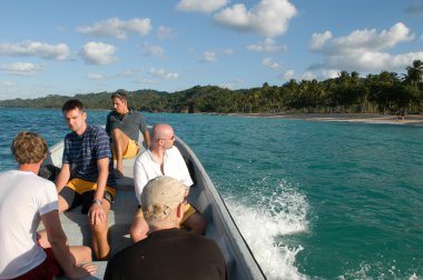 Teknede turistler