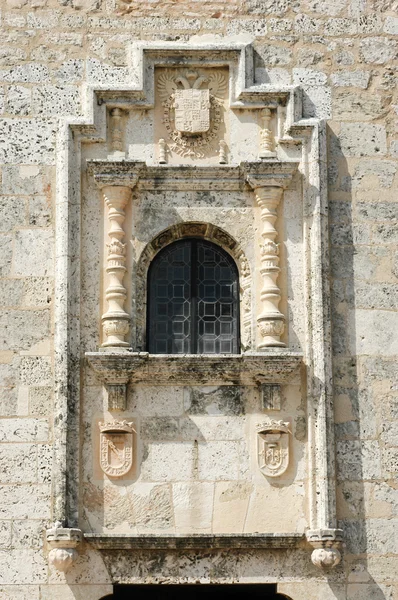 Ventana en el edificio colonial de Las Casas Reales — Foto de Stock