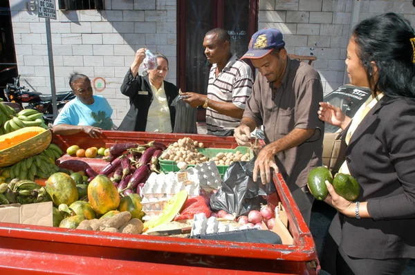 Street seller selling food from his car to people — Stock Photo, Image