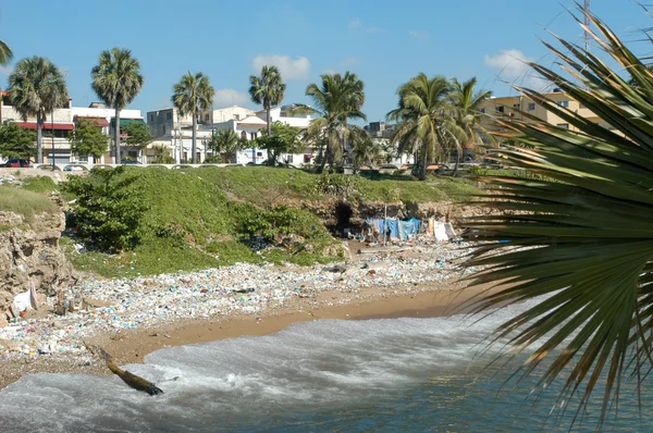 Poubelles sur la plage de Santo Domingo — Photo