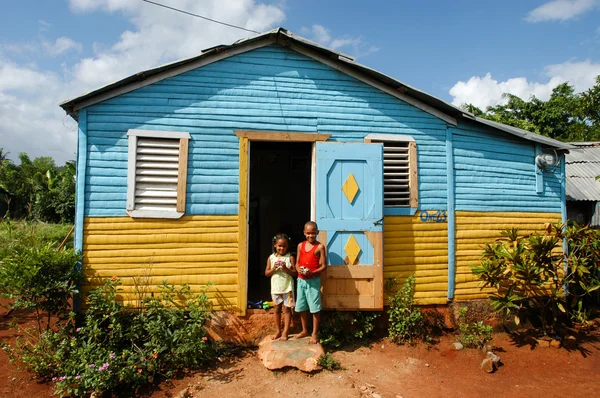 Enfants avec des jouets devant eux à la maison — Photo