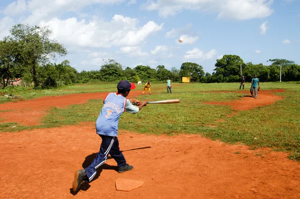 男孩在外地玩棒球，在拉斯维加斯加莱拉斯 — 图库照片