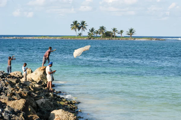 Balık ağı denize atarak balıkçı — Stok fotoğraf