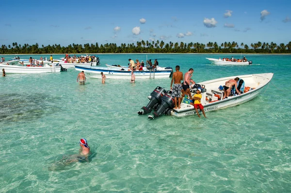 Turistas nadando en la playa de Saona Island — Foto de Stock