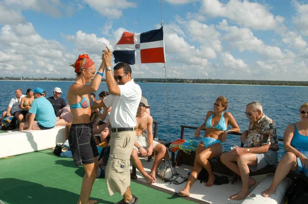Touristes sur un bateau sur le chemin de la plage — Photo