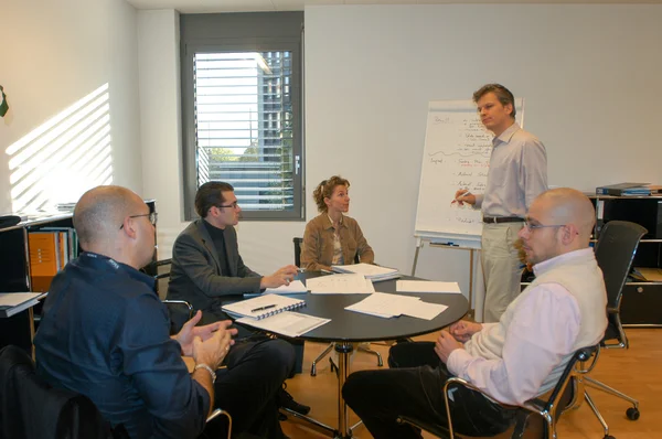 Grupo de empresários na apresentação do seminário de reunião — Fotografia de Stock