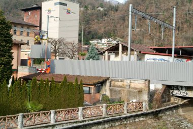 Gürültü engelleri demiryolu yüklenmesi sırasında işçilerin