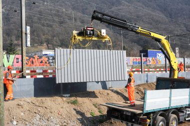 Gürültü engelleri demiryolu yüklenmesi sırasında işçilerin