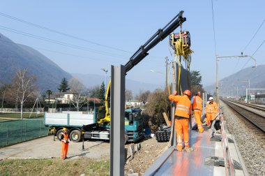 Gürültü engelleri demiryolu yüklenmesi sırasında işçilerin