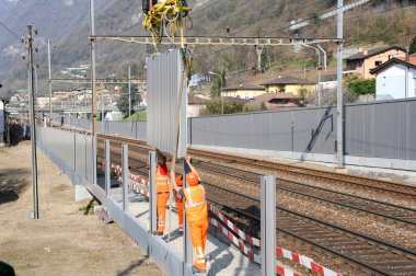 Gürültü engelleri demiryolu yüklenmesi sırasında işçilerin