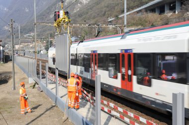 Gürültü engelleri demiryolu yüklenmesi sırasında işçilerin