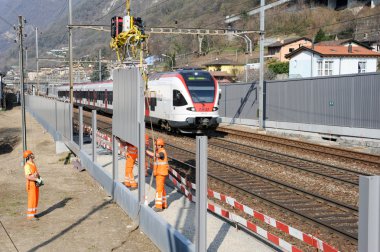 Gürültü engelleri demiryolu yüklenmesi sırasında işçilerin