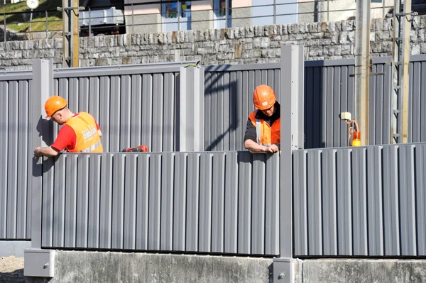 Pracowników podczas instalacji akustycznych na linii kolejowej — Zdjęcie stockowe
