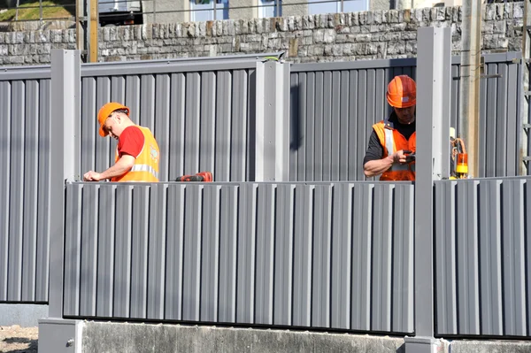 Travailleurs lors de l'installation de barrières antibruit sur le chemin de fer — Photo