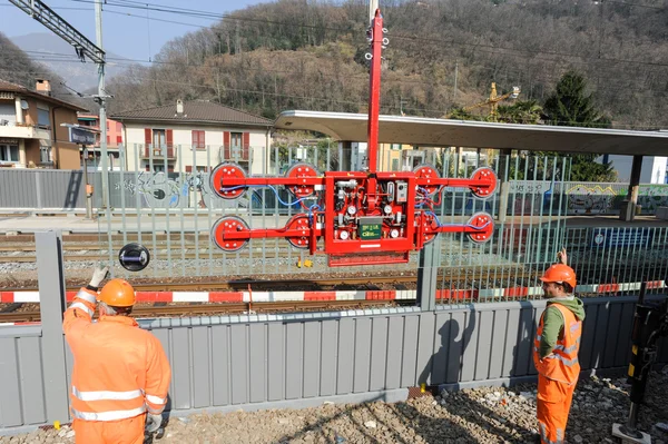 Lavoratori durante l'installazione di barriere acustiche sulla ferrovia — Foto Stock