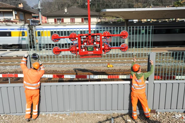 Trabajadores durante la instalación de barreras acústicas en el ferrocarril — Foto de Stock
