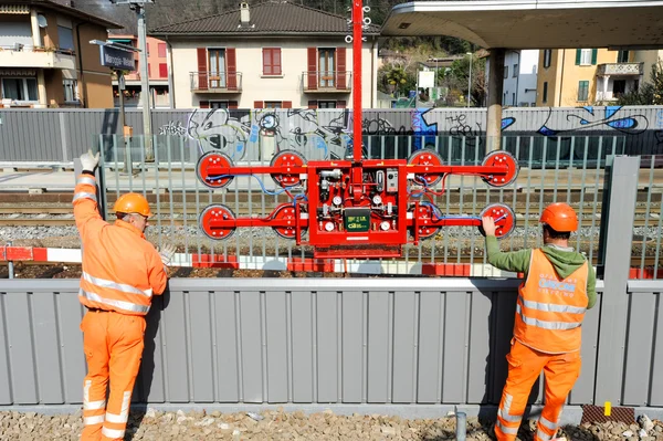 Workers during the installation of noise barriers on the railway — Stock Photo, Image