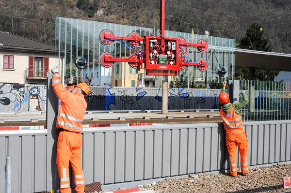 Lavoratori durante l'installazione di barriere acustiche sulla ferrovia — Foto Stock